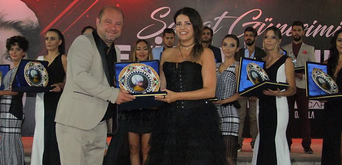 Esra Sönmezer, modanın absürt kızı