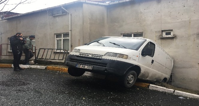 Freni patlayan minibüs apartman boşluğunda asılı kaldı