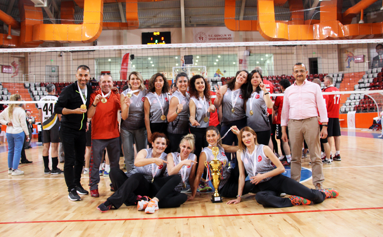 Kartallı Bayan Öğretmenler Voleybol Turnuvasında Şampiyon Oldu