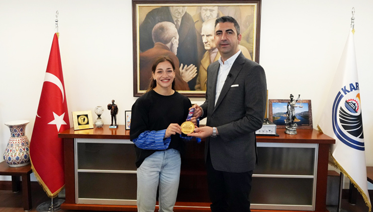 Kartallı boksör Buse Naz Çakıroğlu, Başkan Gökhan Yüksel’i Ziyaret etti
