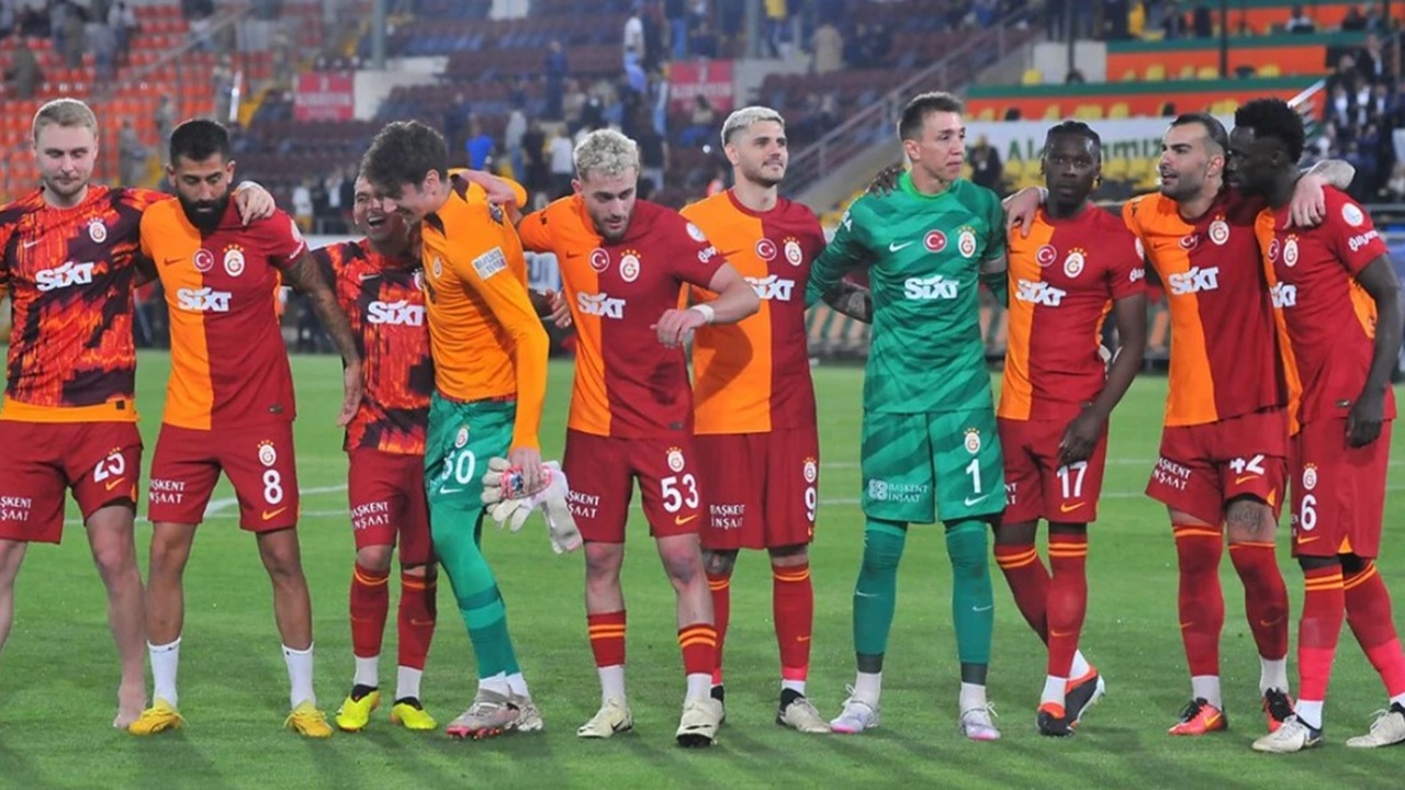 Galatasaray derbide 4 kupa kaldırmaya hazırlanıyor