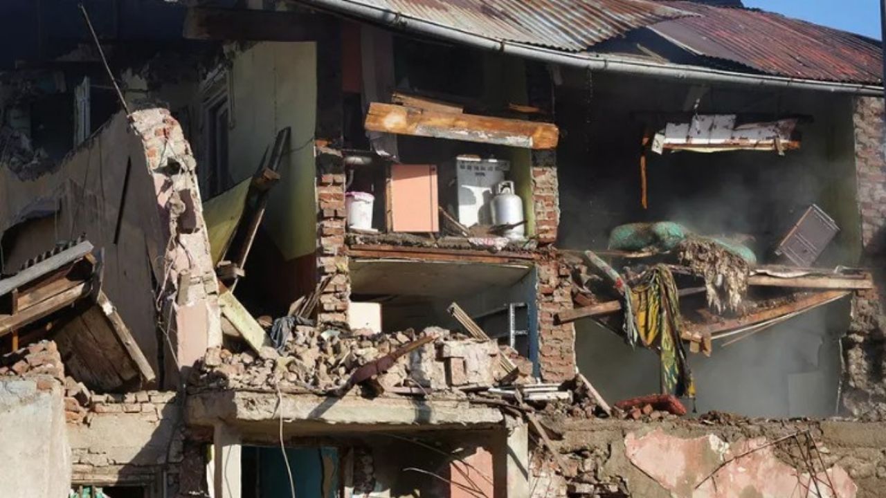 Erzurum’da Şiddetli Doğal Gaz Patlaması: İki Ev Çöktü, Kentte Alarm Verildi