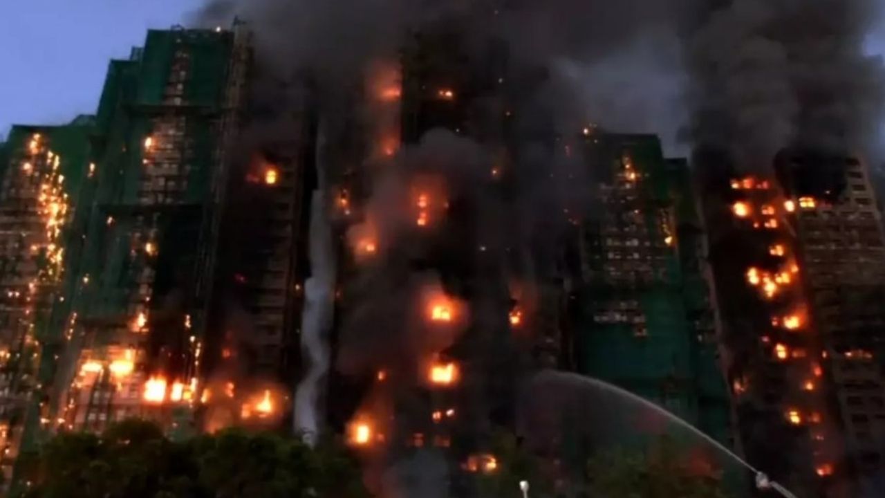 Hong Kong’da dev yangın paniği: 2 bin dairelik site alevlere teslim oldu