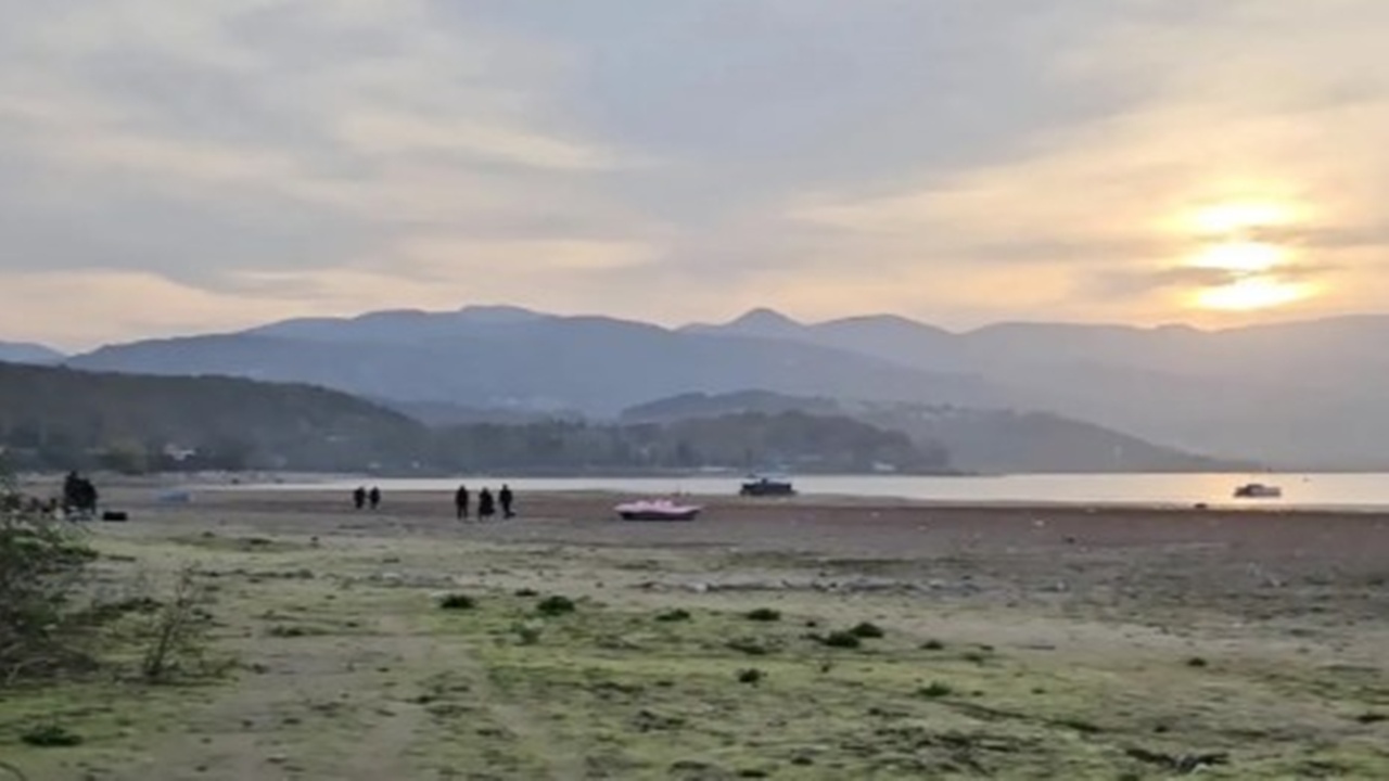 Sapanca Gölü’nde su seviyesi alarm veriyor: Vatandaşlar suyun çekildiği alanda mangal yapıyor
